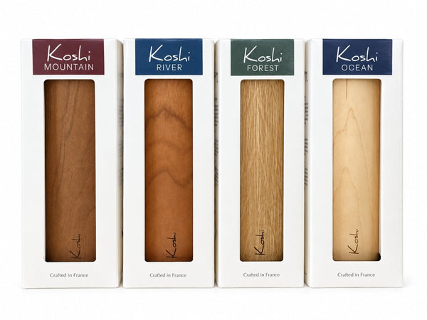 Ensemble de 4 carillons Koshi Earth Symphony dans leurs boîtes : Mountain, River, Forest, Ocean, fond blanc