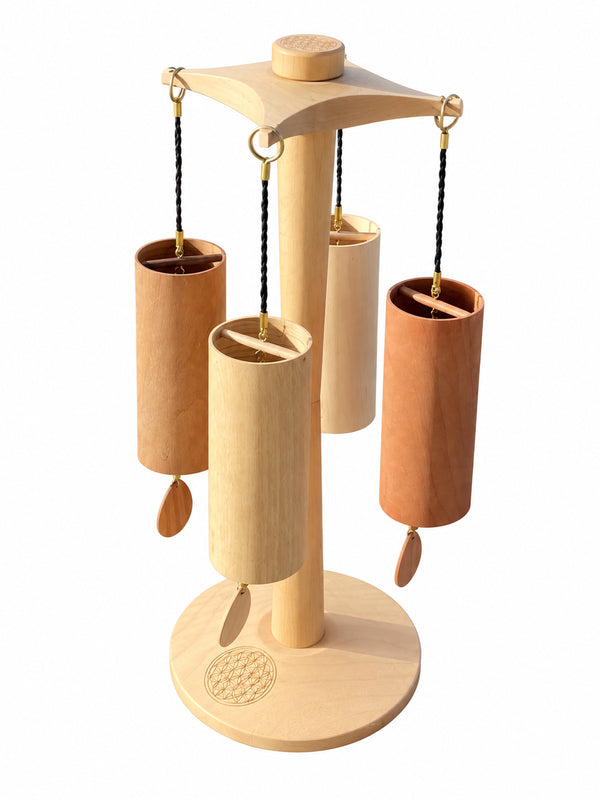 Ensemble de 4 carillons Koshi Earth Symphony sur le support rotatif Premium Fleur de vie, vue de trois quarts, fond blanc