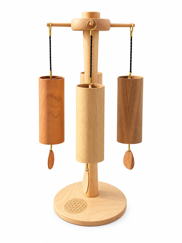 Ensemble de 4 carillons Koshi Earth Symphony sur le support rotatif Zenmotion, vue de face, fond blanc