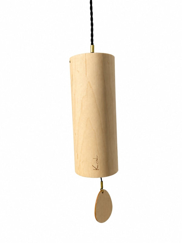 Carillon Koshi Ocean en érable suspendu à son cordon, collection Earth Symphony, fond blanc